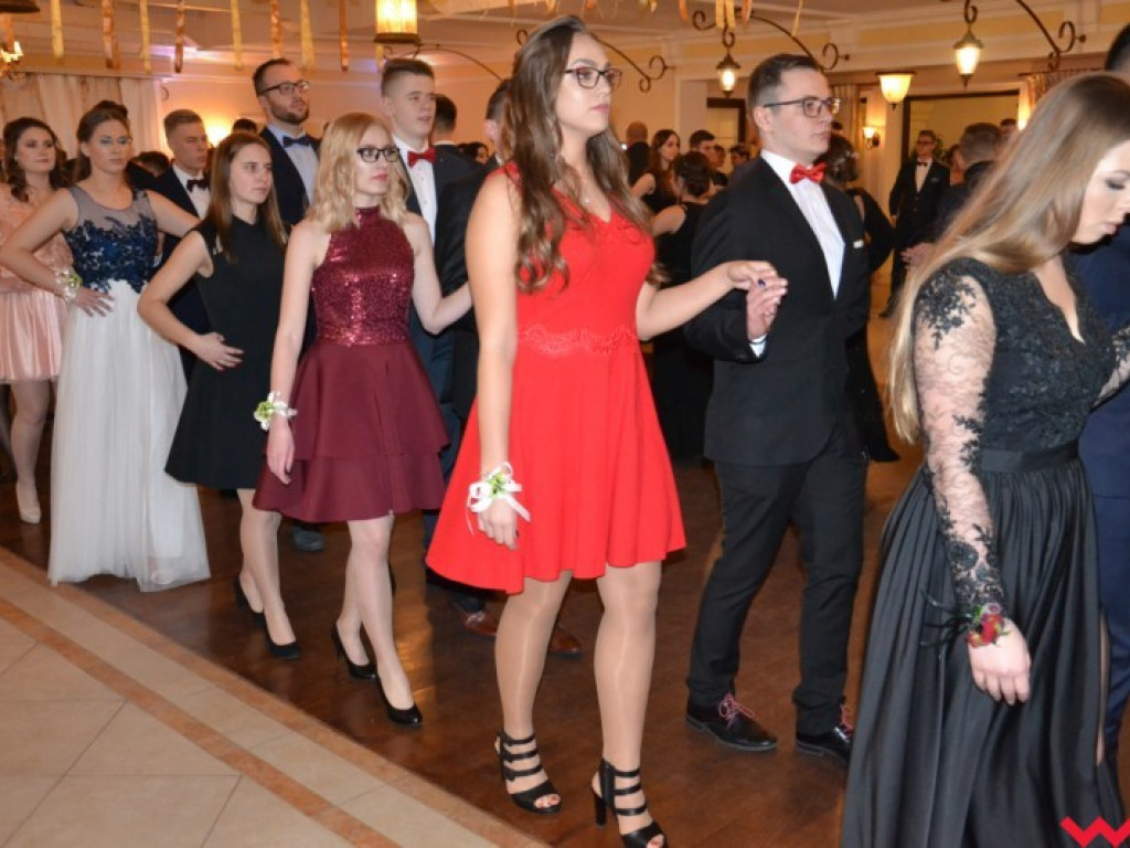 Matura coraz bliżej. Maturzyści „rolnika” zatańczyli poloneza