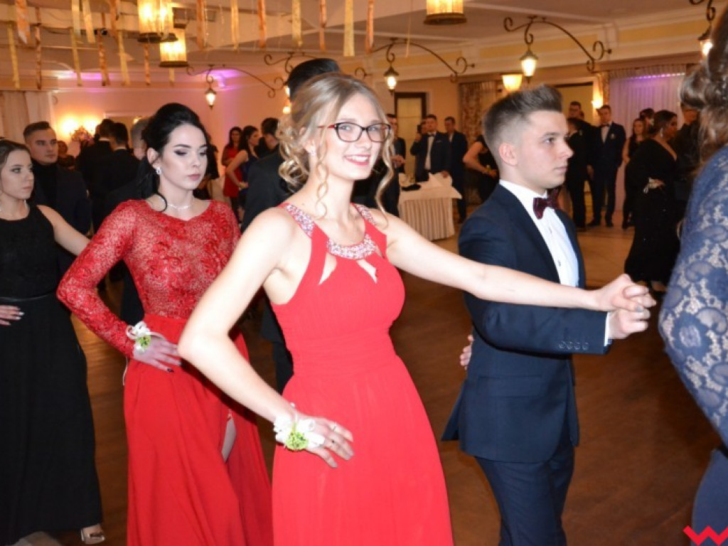 Matura coraz bliżej. Maturzyści „rolnika” zatańczyli poloneza