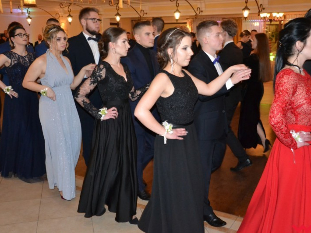 Matura coraz bliżej. Maturzyści „rolnika” zatańczyli poloneza