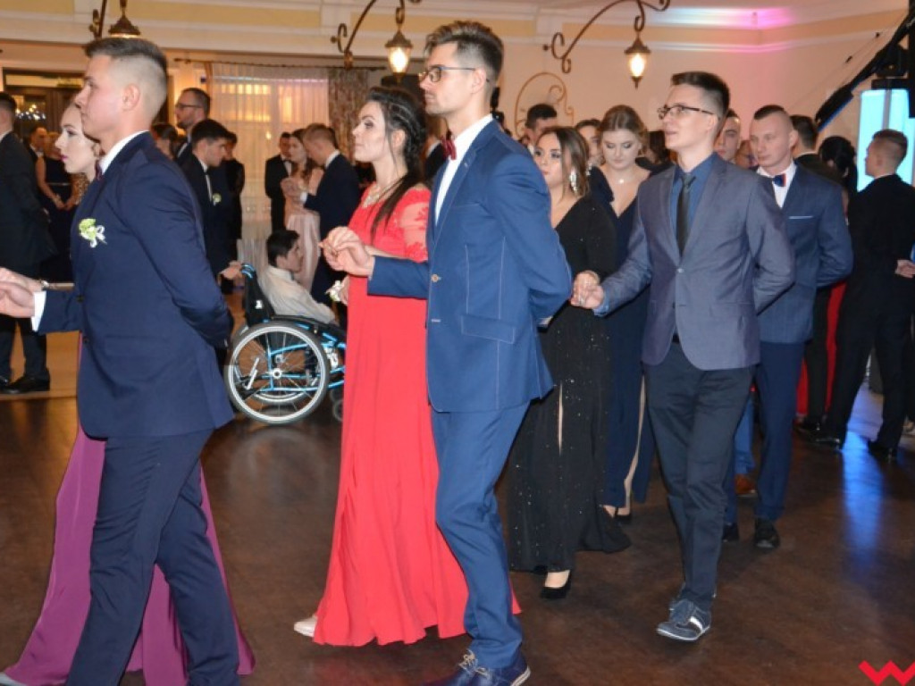 Matura coraz bliżej. Maturzyści „rolnika” zatańczyli poloneza