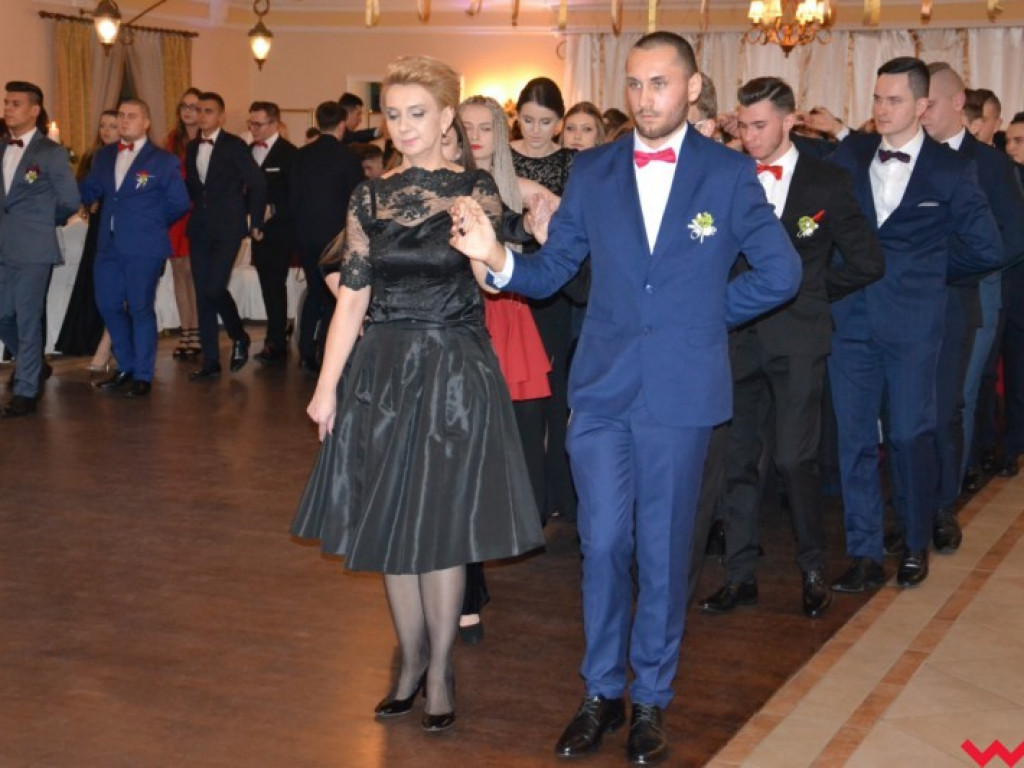 Matura coraz bliżej. Maturzyści „rolnika” zatańczyli poloneza