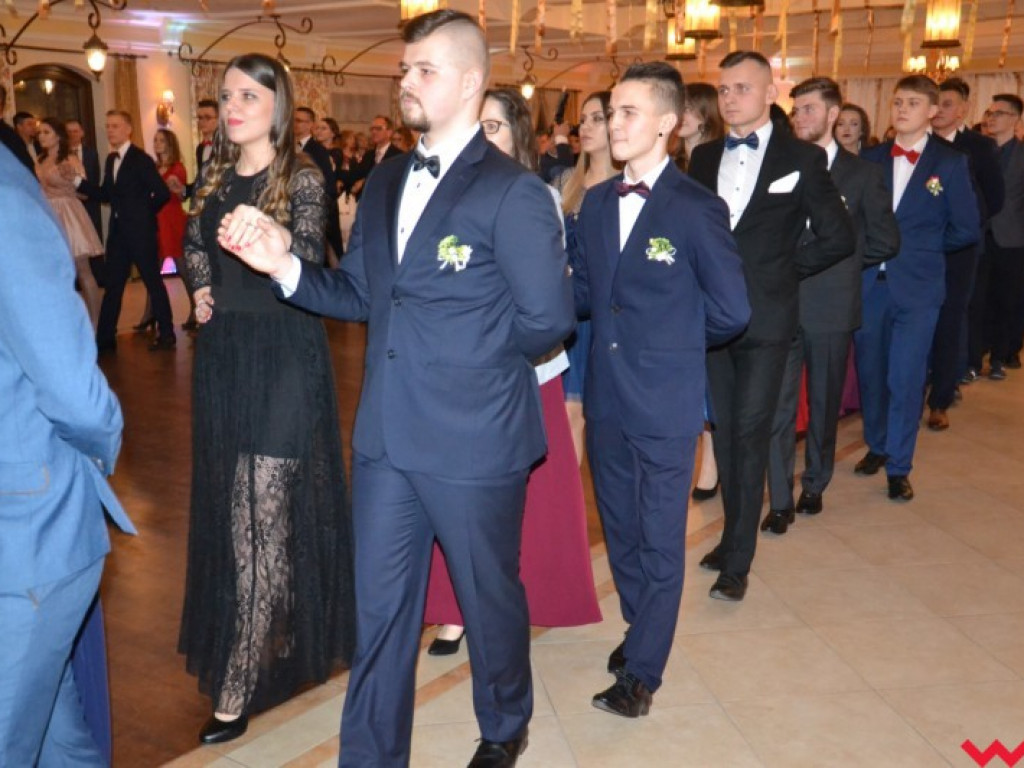 Matura coraz bliżej. Maturzyści „rolnika” zatańczyli poloneza