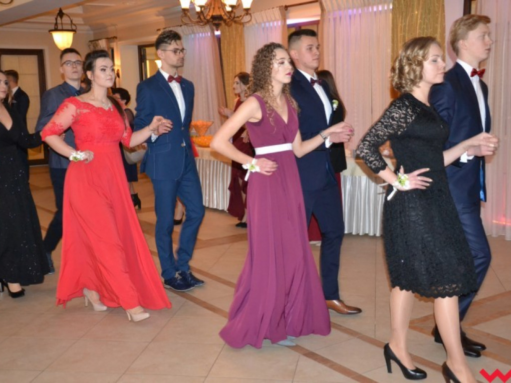 Matura coraz bliżej. Maturzyści „rolnika” zatańczyli poloneza