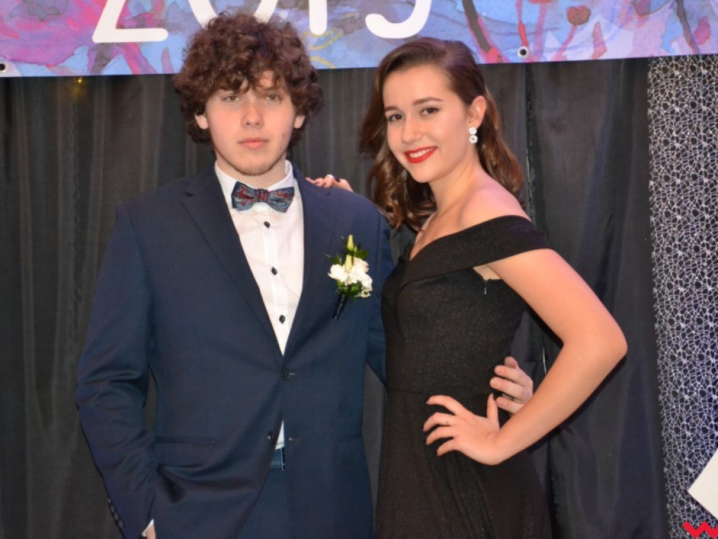 Licealiści zatańczyli poloneza. Teraz inne tańce i zabawa do białego rana