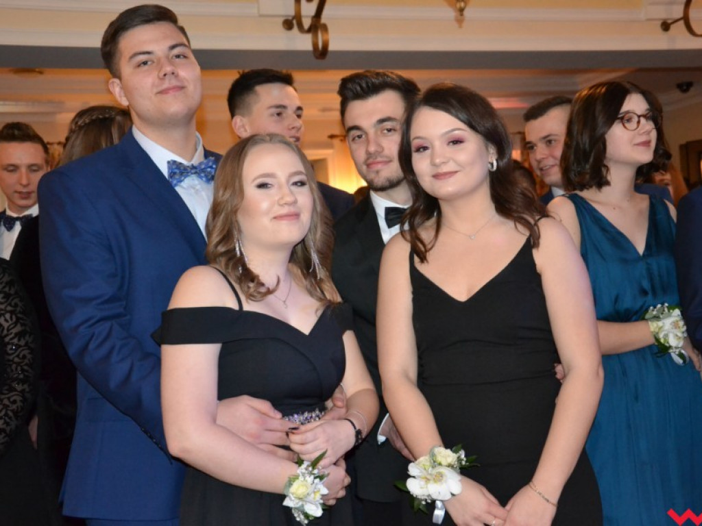 Licealiści zatańczyli poloneza. Teraz inne tańce i zabawa do białego rana