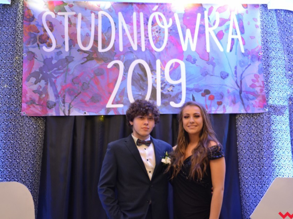 Licealiści zatańczyli poloneza. Teraz inne tańce i zabawa do białego rana