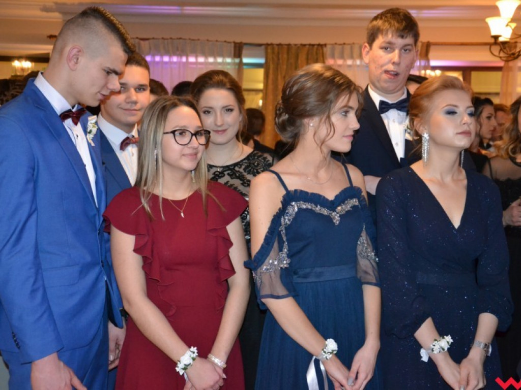 Licealiści zatańczyli poloneza. Teraz inne tańce i zabawa do białego rana