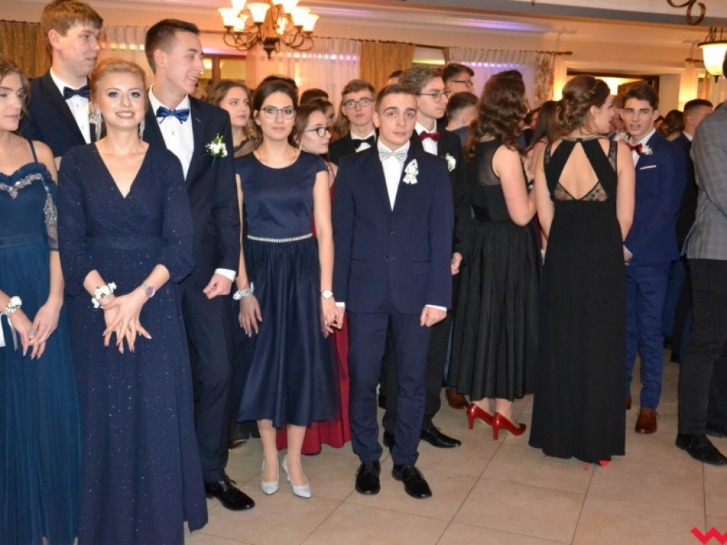 Licealiści zatańczyli poloneza. Teraz inne tańce i zabawa do białego rana