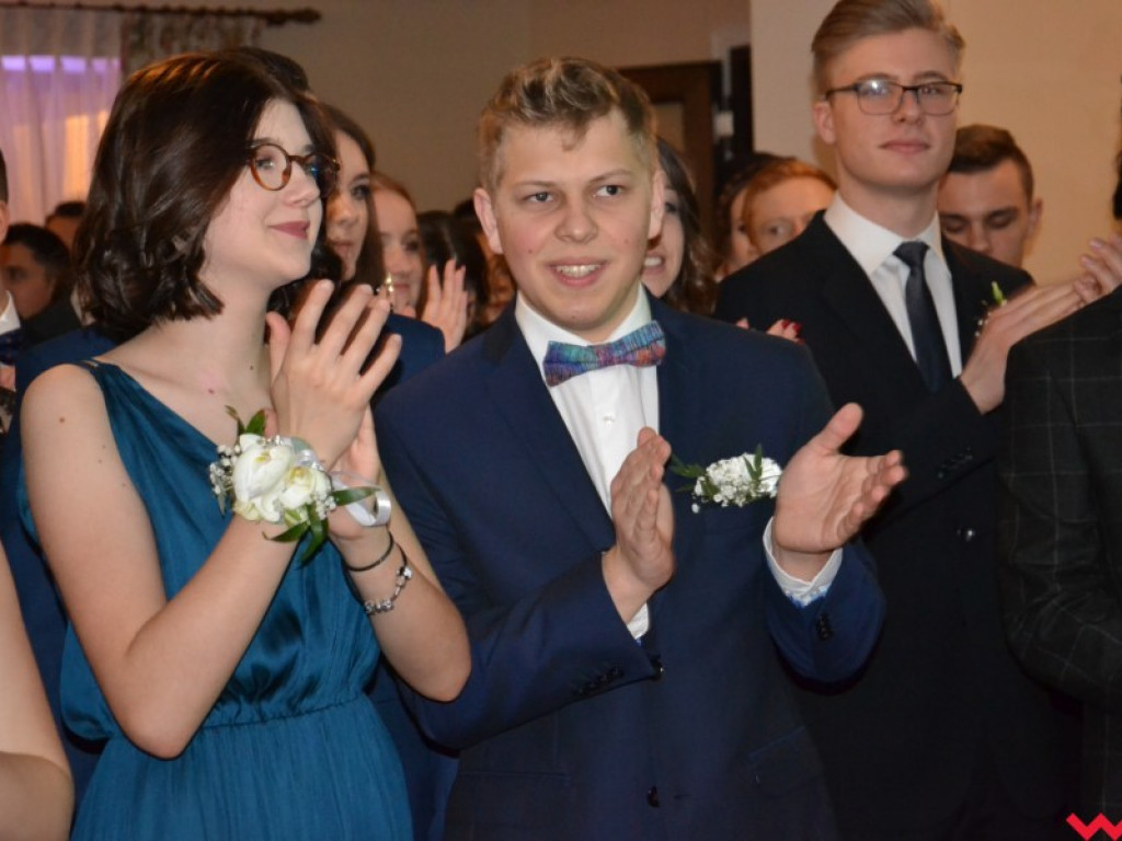 Licealiści zatańczyli poloneza. Teraz inne tańce i zabawa do białego rana