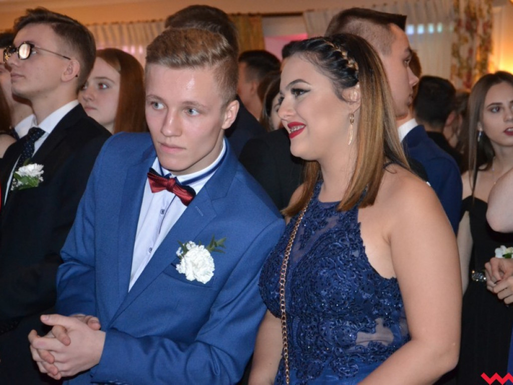 Licealiści zatańczyli poloneza. Teraz inne tańce i zabawa do białego rana