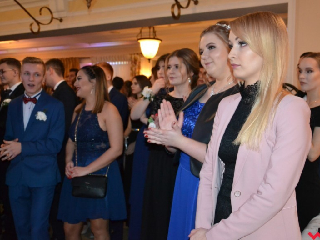 Licealiści zatańczyli poloneza. Teraz inne tańce i zabawa do białego rana