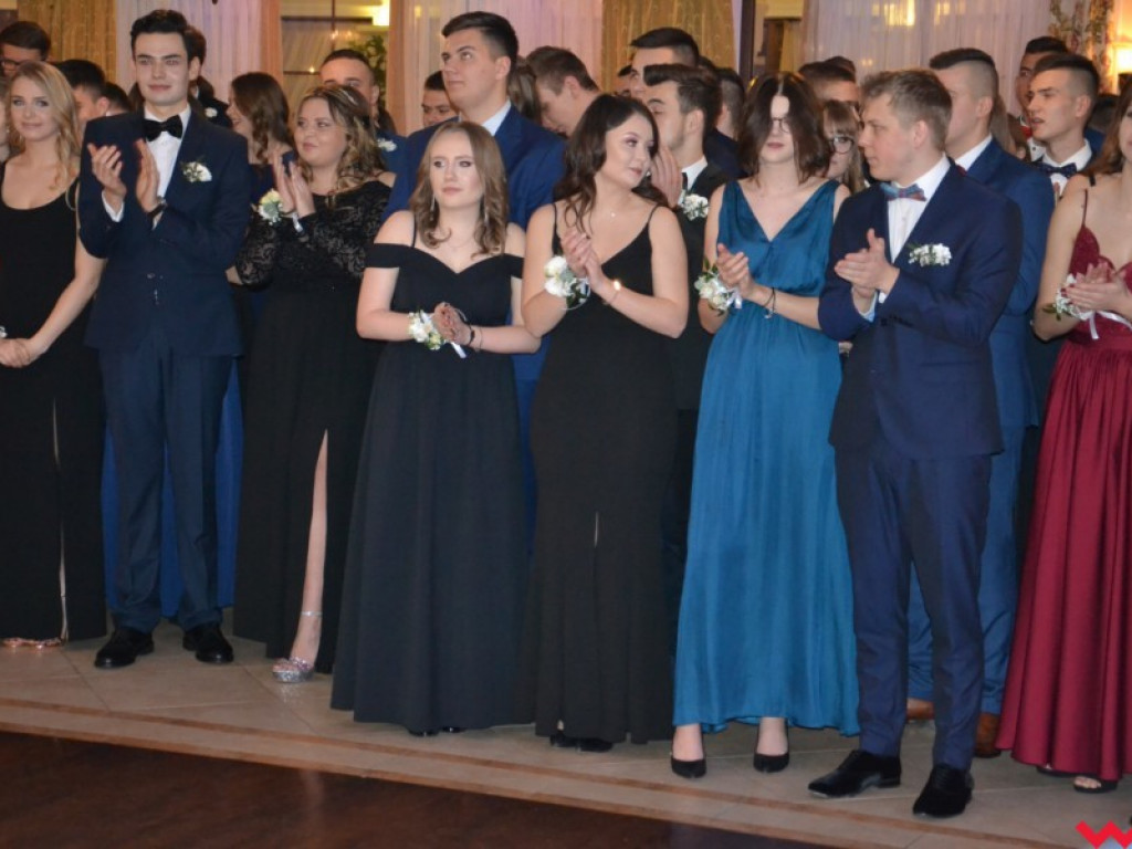 Licealiści zatańczyli poloneza. Teraz inne tańce i zabawa do białego rana