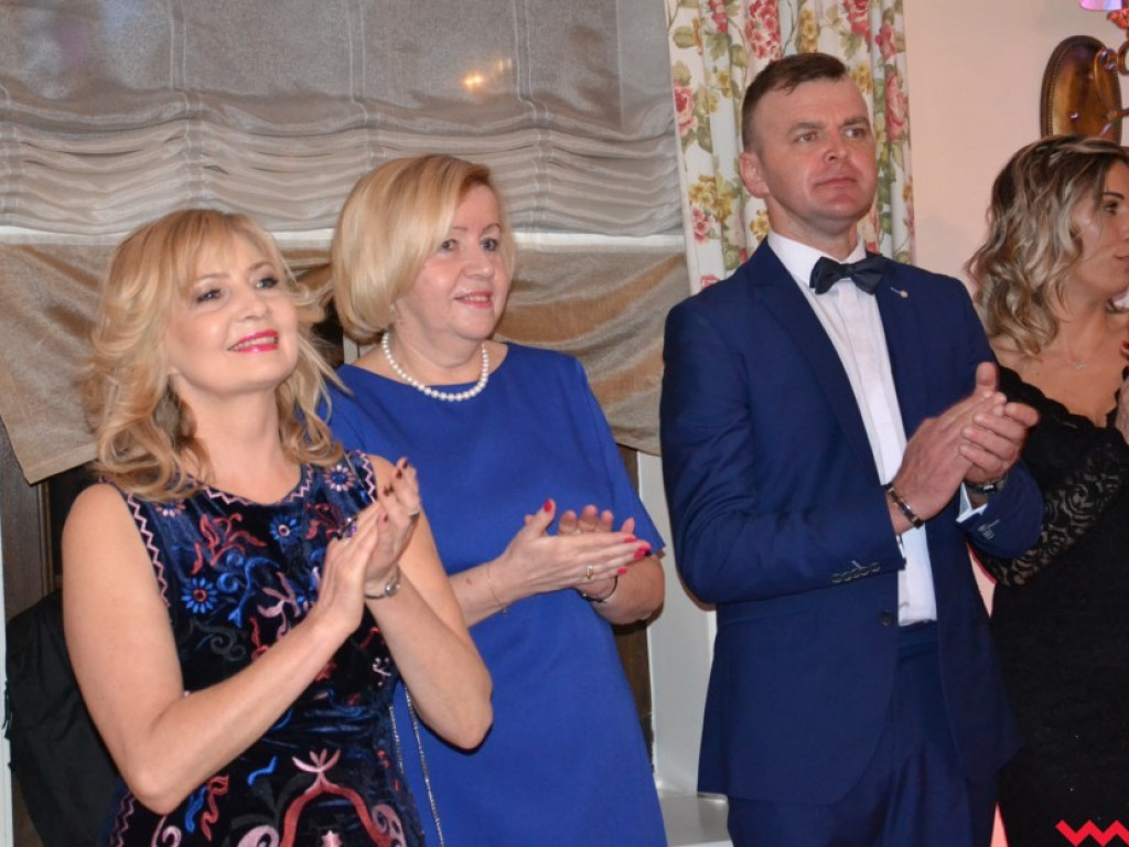 Licealiści zatańczyli poloneza. Teraz inne tańce i zabawa do białego rana