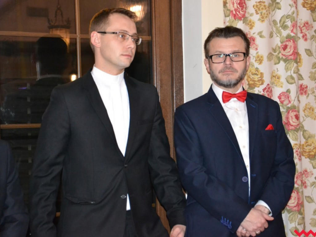 Licealiści zatańczyli poloneza. Teraz inne tańce i zabawa do białego rana