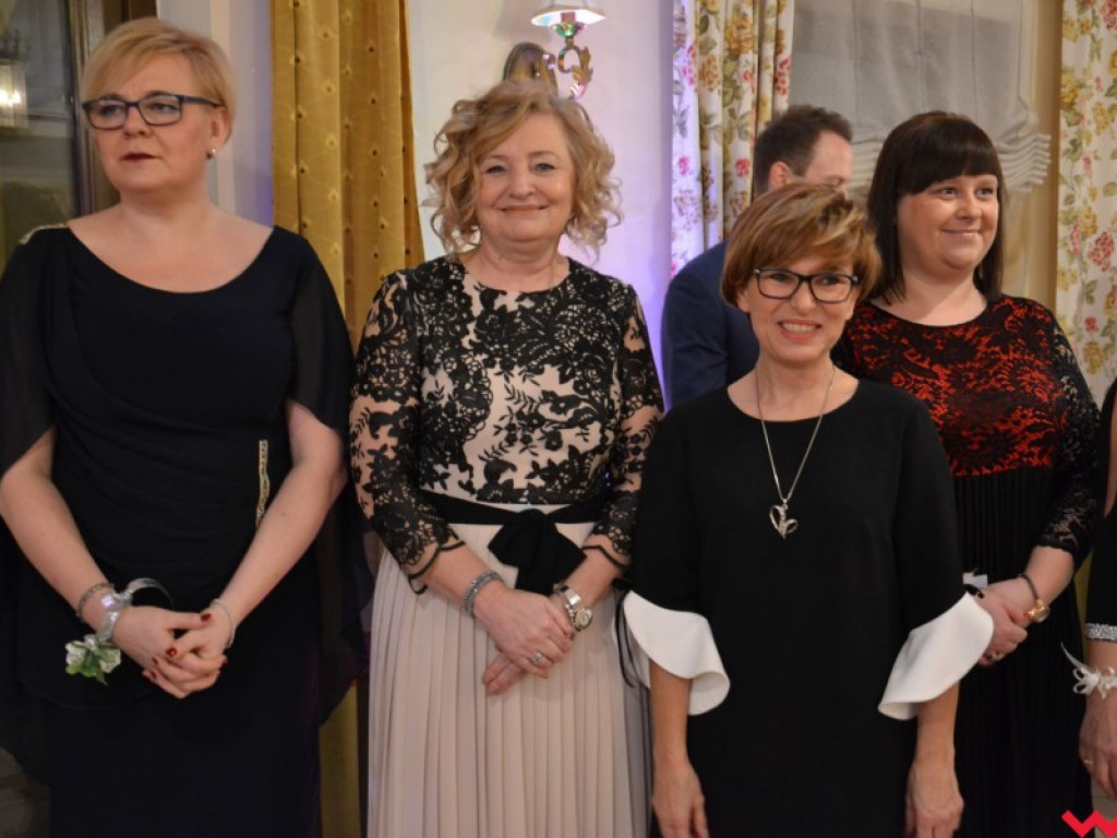 Licealiści zatańczyli poloneza. Teraz inne tańce i zabawa do białego rana