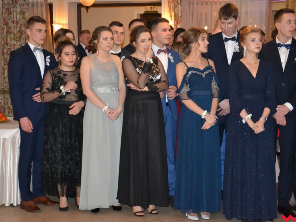 Licealiści zatańczyli poloneza. Teraz inne tańce i zabawa do białego rana