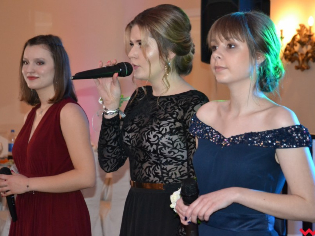 Licealiści zatańczyli poloneza. Teraz inne tańce i zabawa do białego rana