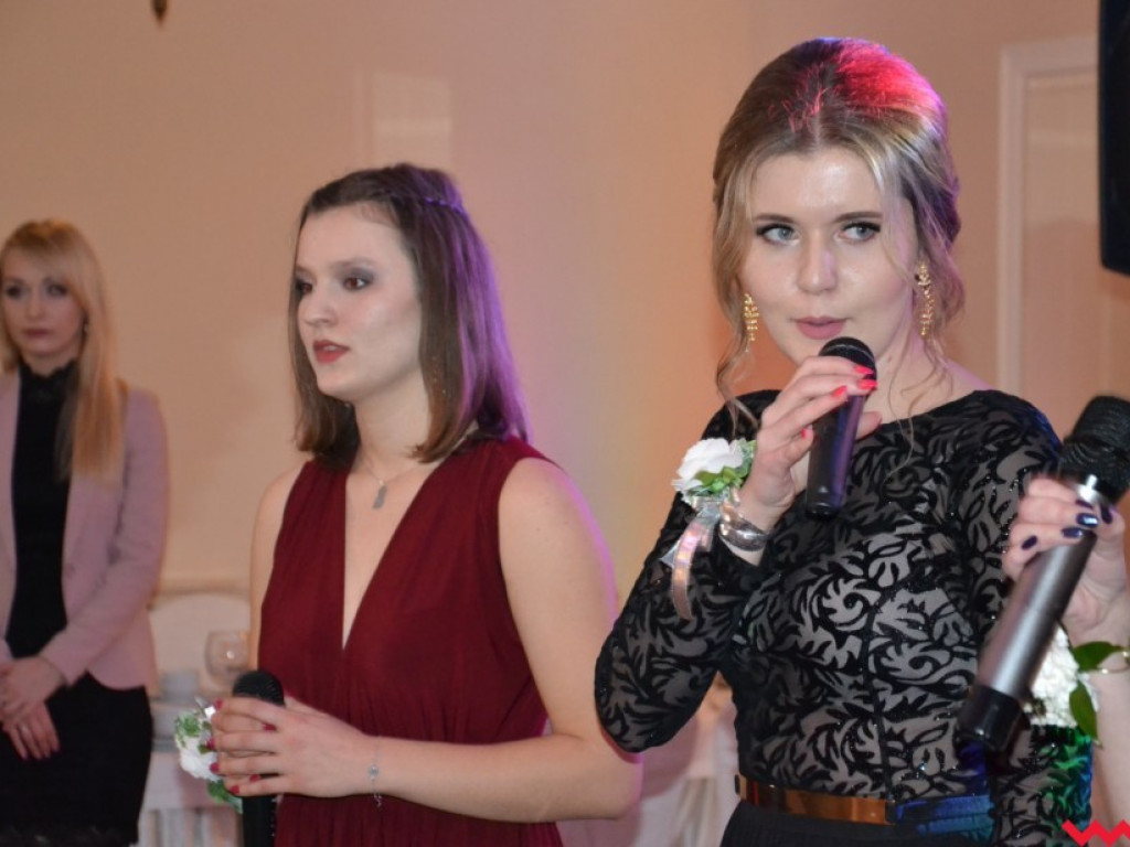 Licealiści zatańczyli poloneza. Teraz inne tańce i zabawa do białego rana