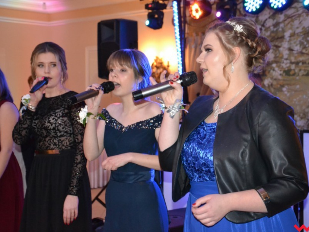 Licealiści zatańczyli poloneza. Teraz inne tańce i zabawa do białego rana