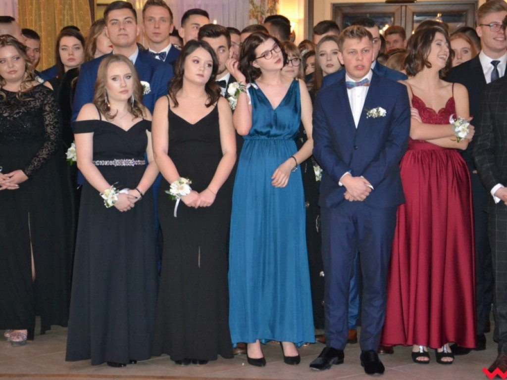 Licealiści zatańczyli poloneza. Teraz inne tańce i zabawa do białego rana