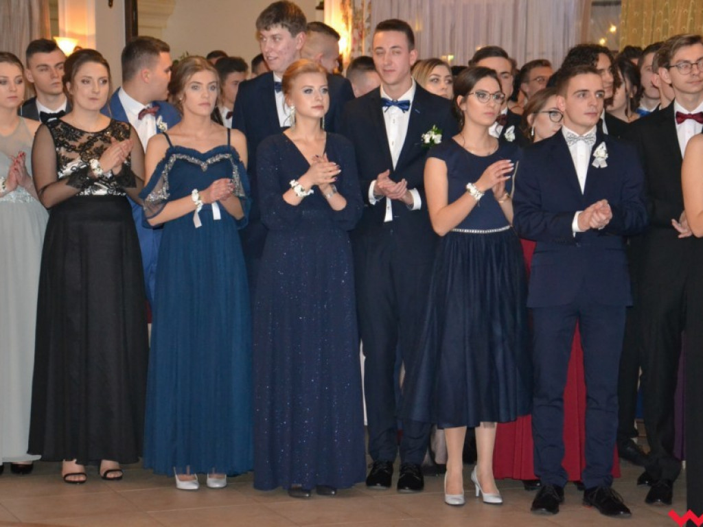 Licealiści zatańczyli poloneza. Teraz inne tańce i zabawa do białego rana