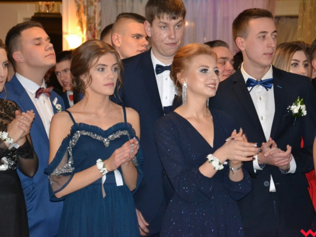 Licealiści zatańczyli poloneza. Teraz inne tańce i zabawa do białego rana