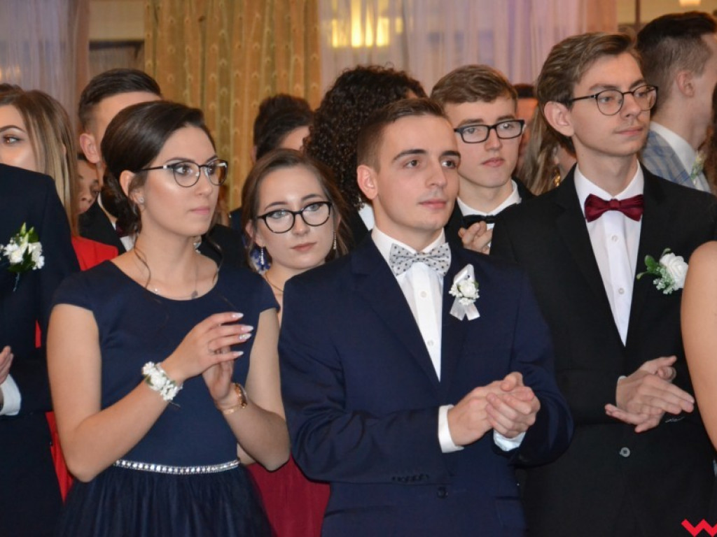 Licealiści zatańczyli poloneza. Teraz inne tańce i zabawa do białego rana