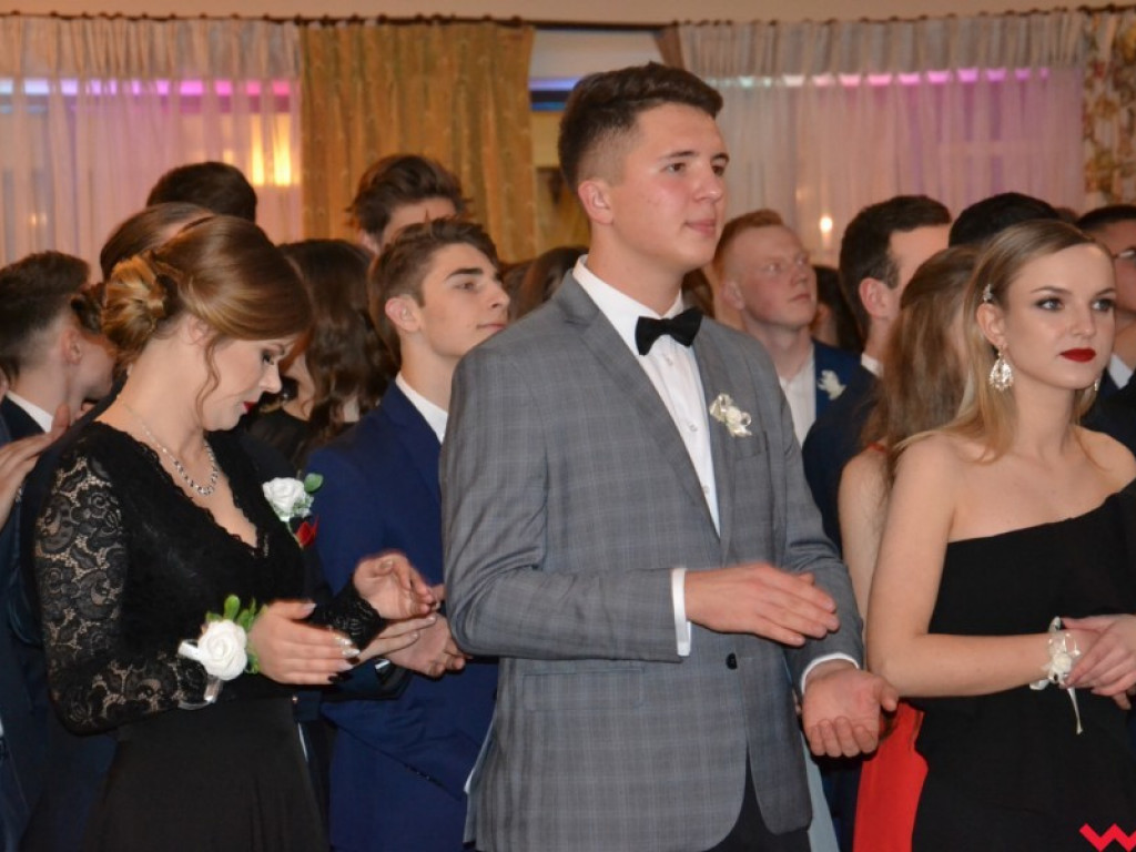 Licealiści zatańczyli poloneza. Teraz inne tańce i zabawa do białego rana