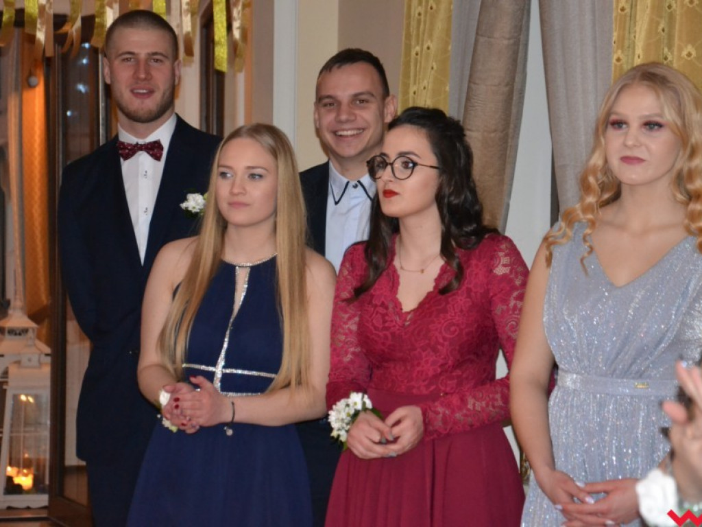 Licealiści zatańczyli poloneza. Teraz inne tańce i zabawa do białego rana