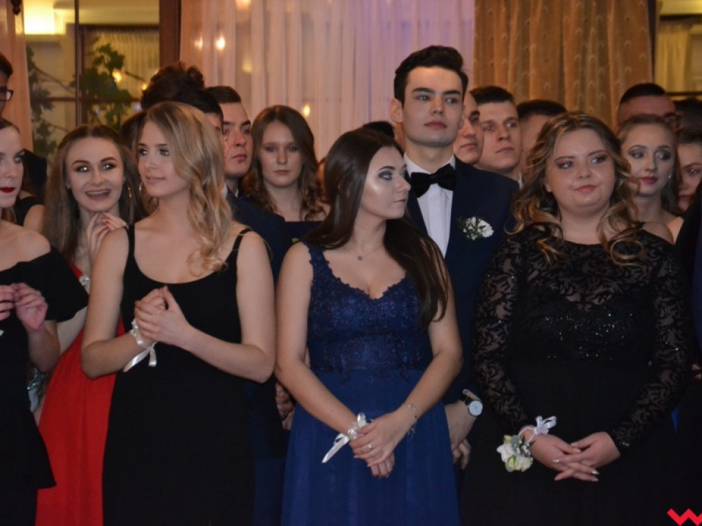 Licealiści zatańczyli poloneza. Teraz inne tańce i zabawa do białego rana