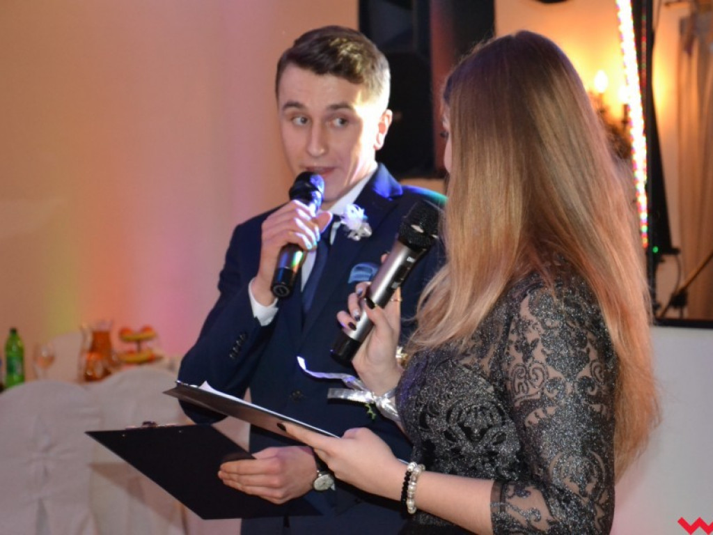 Licealiści zatańczyli poloneza. Teraz inne tańce i zabawa do białego rana