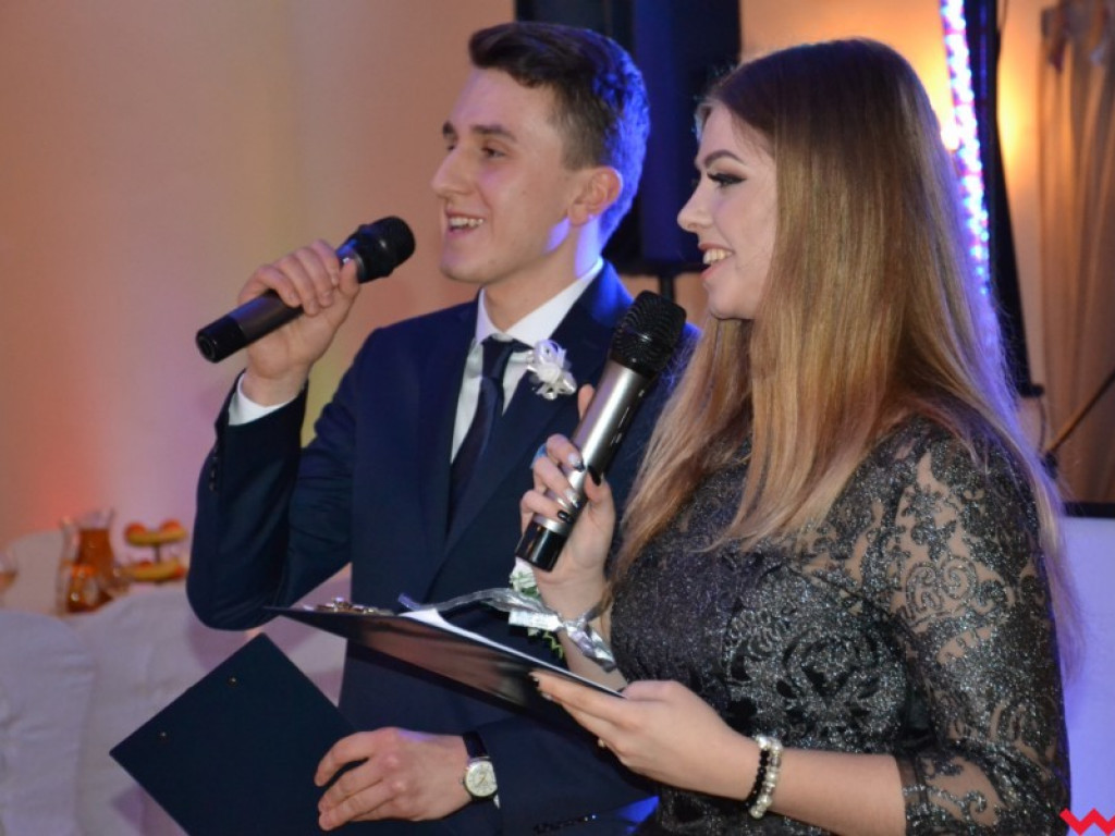 Licealiści zatańczyli poloneza. Teraz inne tańce i zabawa do białego rana