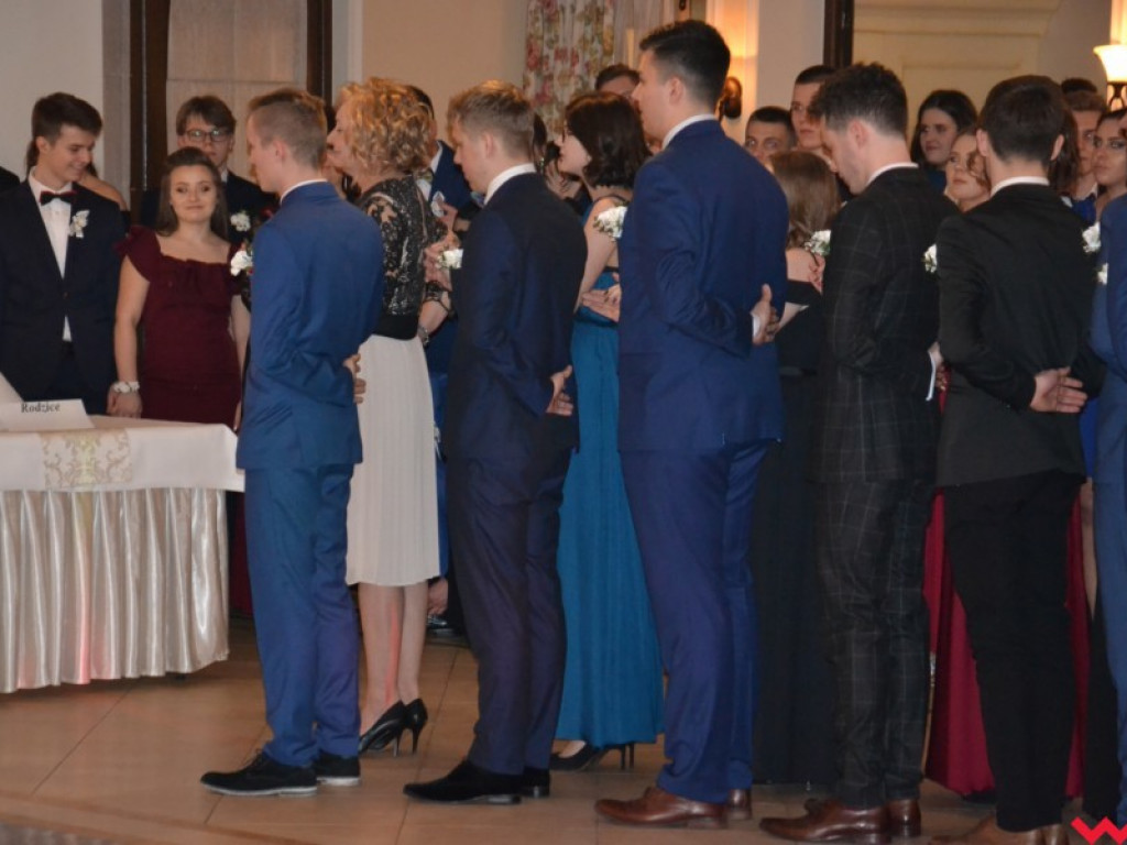 Licealiści zatańczyli poloneza. Teraz inne tańce i zabawa do białego rana