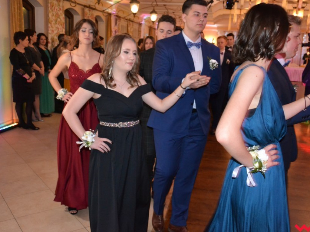 Licealiści zatańczyli poloneza. Teraz inne tańce i zabawa do białego rana