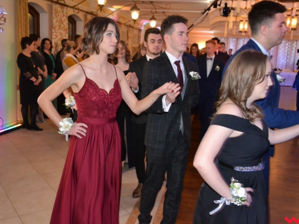 Licealiści zatańczyli poloneza. Teraz inne tańce i zabawa do białego rana