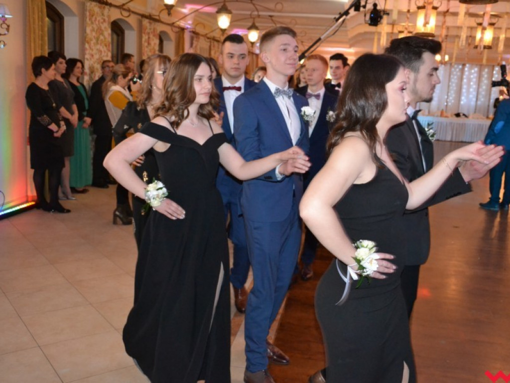 Licealiści zatańczyli poloneza. Teraz inne tańce i zabawa do białego rana