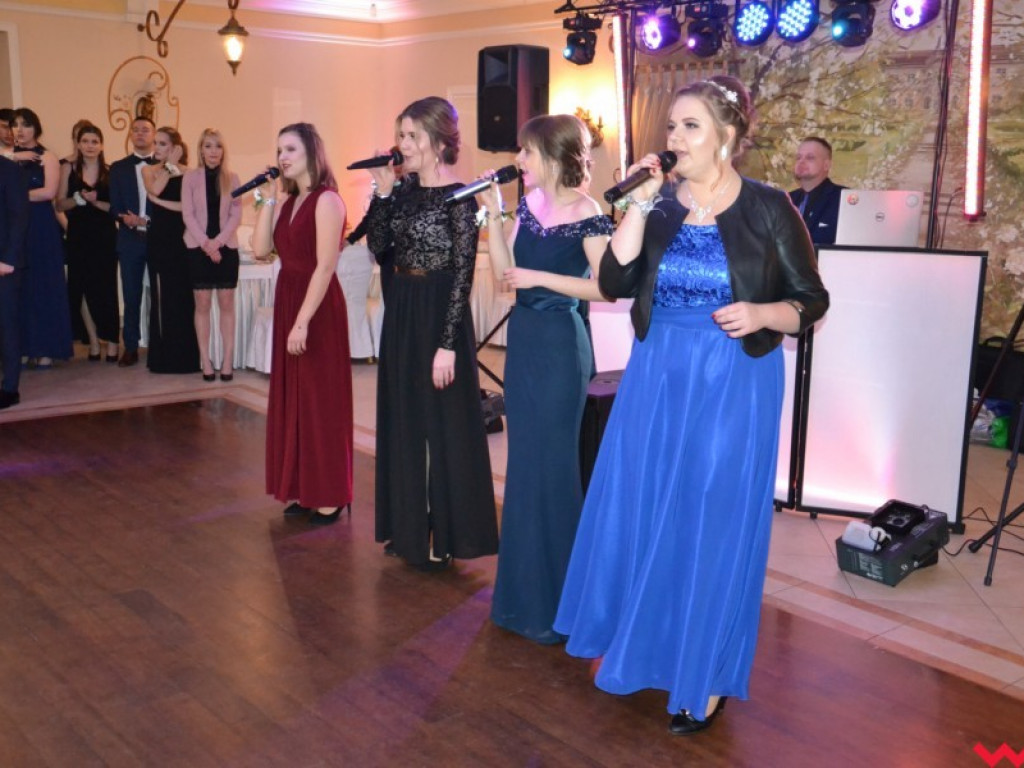 Licealiści zatańczyli poloneza. Teraz inne tańce i zabawa do białego rana