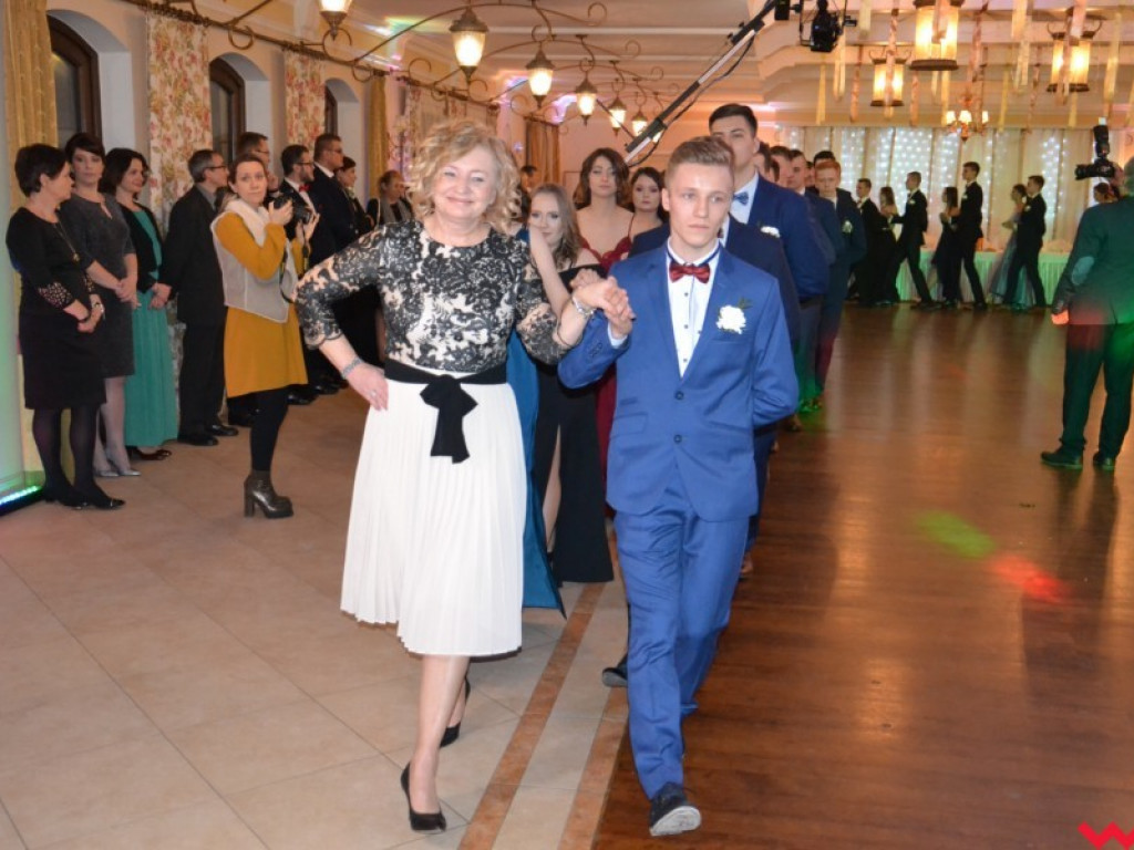 Licealiści zatańczyli poloneza. Teraz inne tańce i zabawa do białego rana