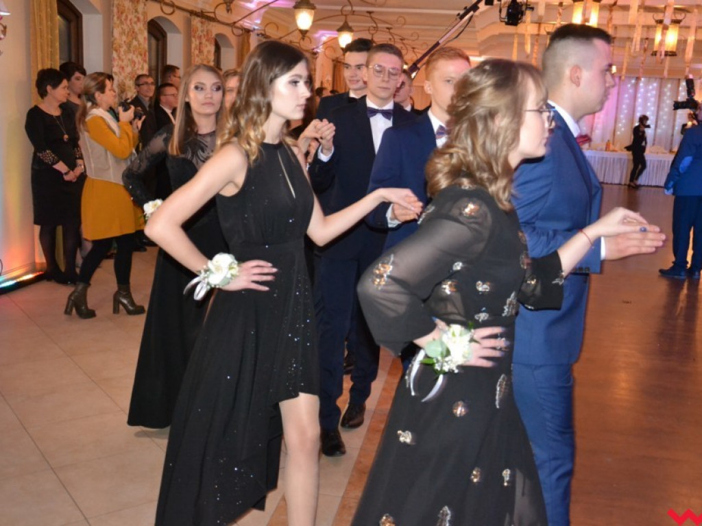 Licealiści zatańczyli poloneza. Teraz inne tańce i zabawa do białego rana