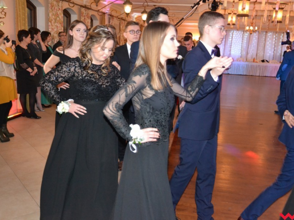 Licealiści zatańczyli poloneza. Teraz inne tańce i zabawa do białego rana