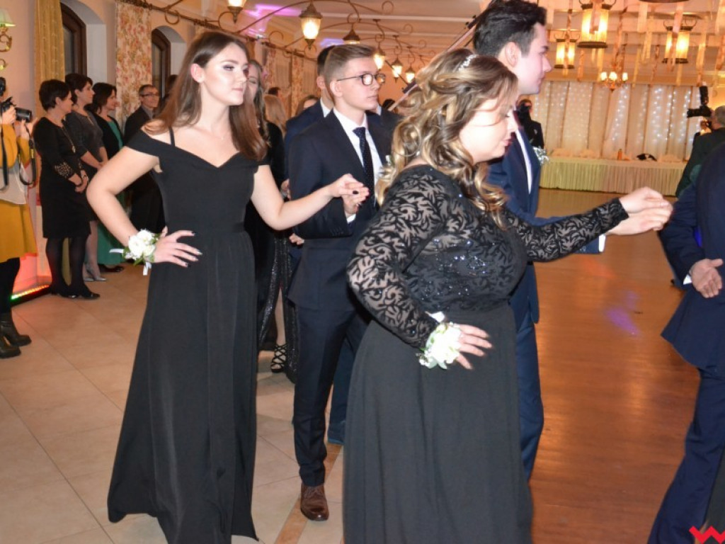 Licealiści zatańczyli poloneza. Teraz inne tańce i zabawa do białego rana