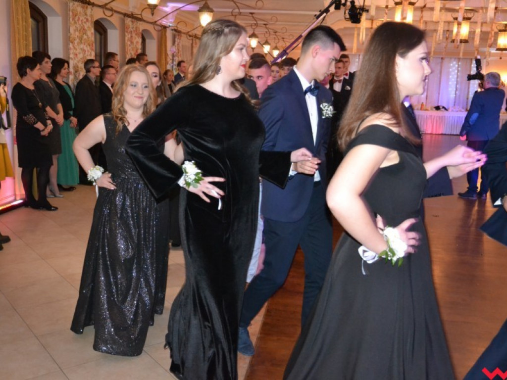 Licealiści zatańczyli poloneza. Teraz inne tańce i zabawa do białego rana