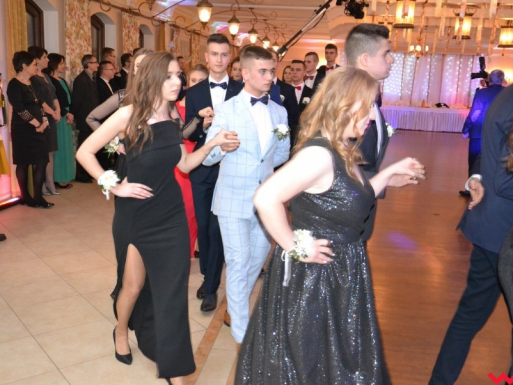 Licealiści zatańczyli poloneza. Teraz inne tańce i zabawa do białego rana