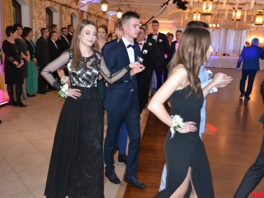 Licealiści zatańczyli poloneza. Teraz inne tańce i zabawa do białego rana