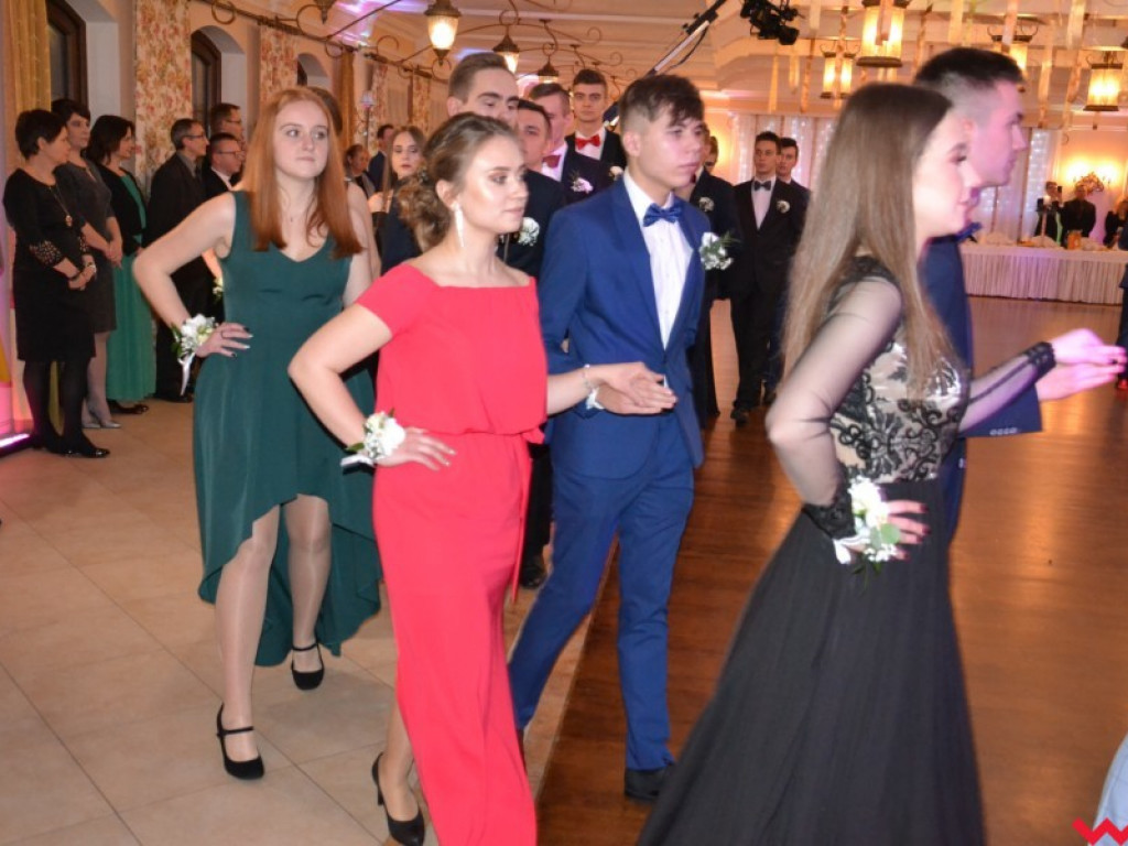 Licealiści zatańczyli poloneza. Teraz inne tańce i zabawa do białego rana