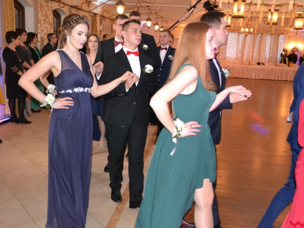 Licealiści zatańczyli poloneza. Teraz inne tańce i zabawa do białego rana