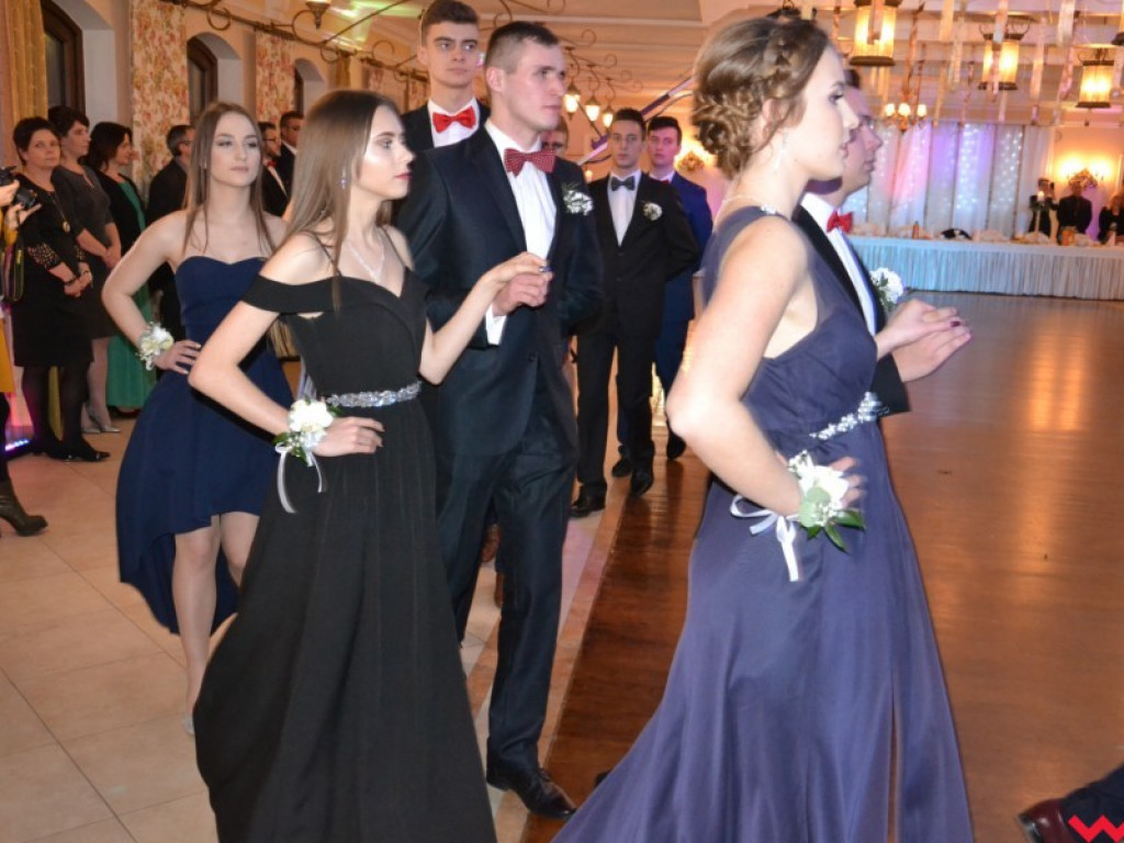 Licealiści zatańczyli poloneza. Teraz inne tańce i zabawa do białego rana