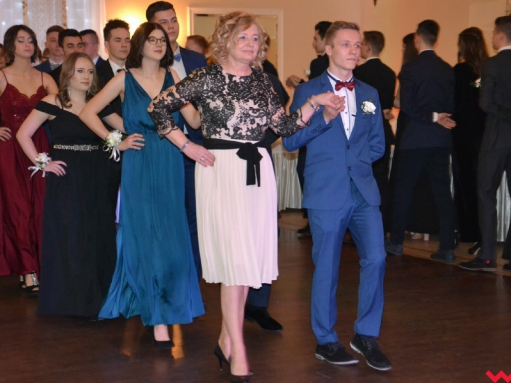 Licealiści zatańczyli poloneza. Teraz inne tańce i zabawa do białego rana