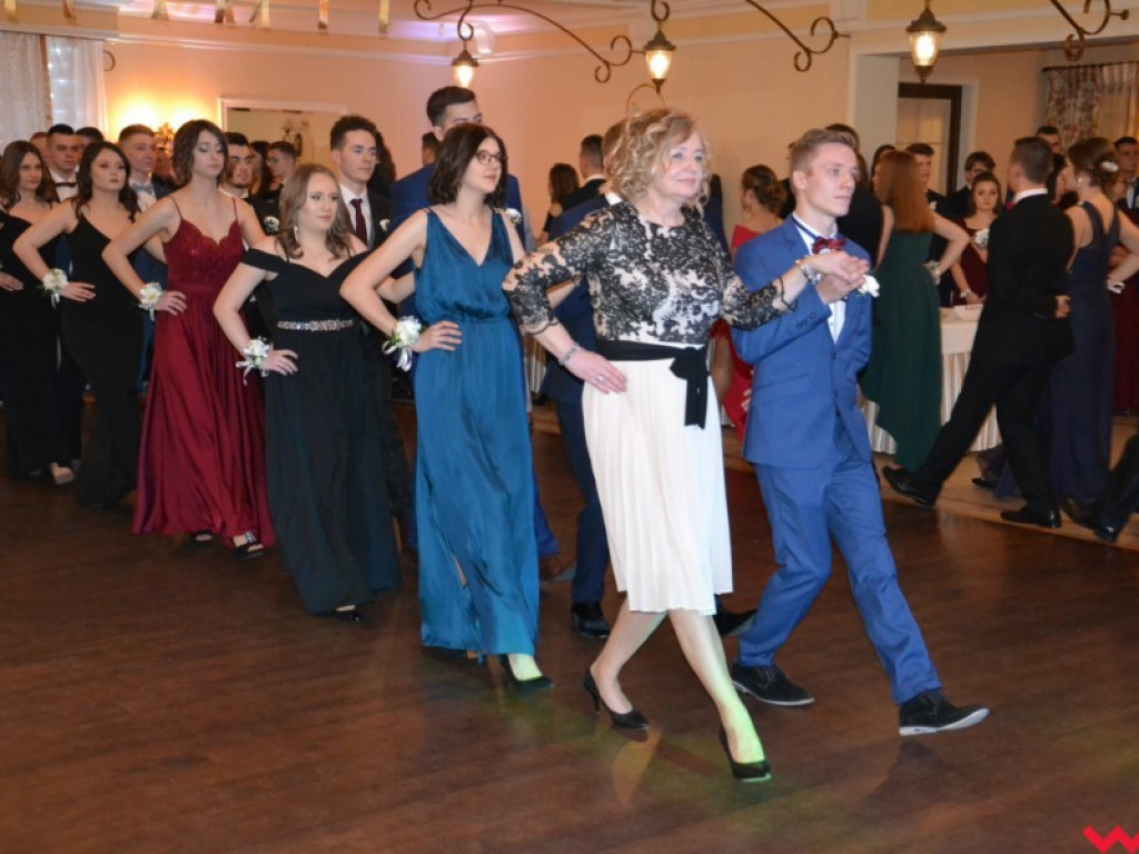 Licealiści zatańczyli poloneza. Teraz inne tańce i zabawa do białego rana
