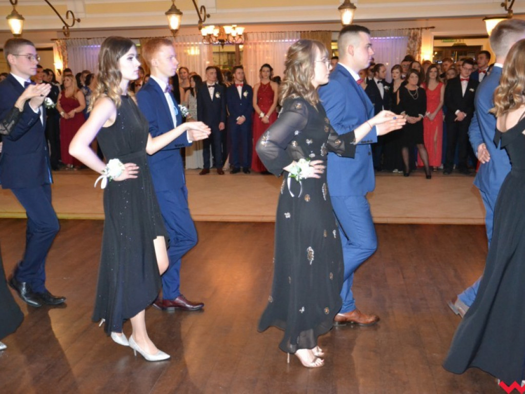 Licealiści zatańczyli poloneza. Teraz inne tańce i zabawa do białego rana